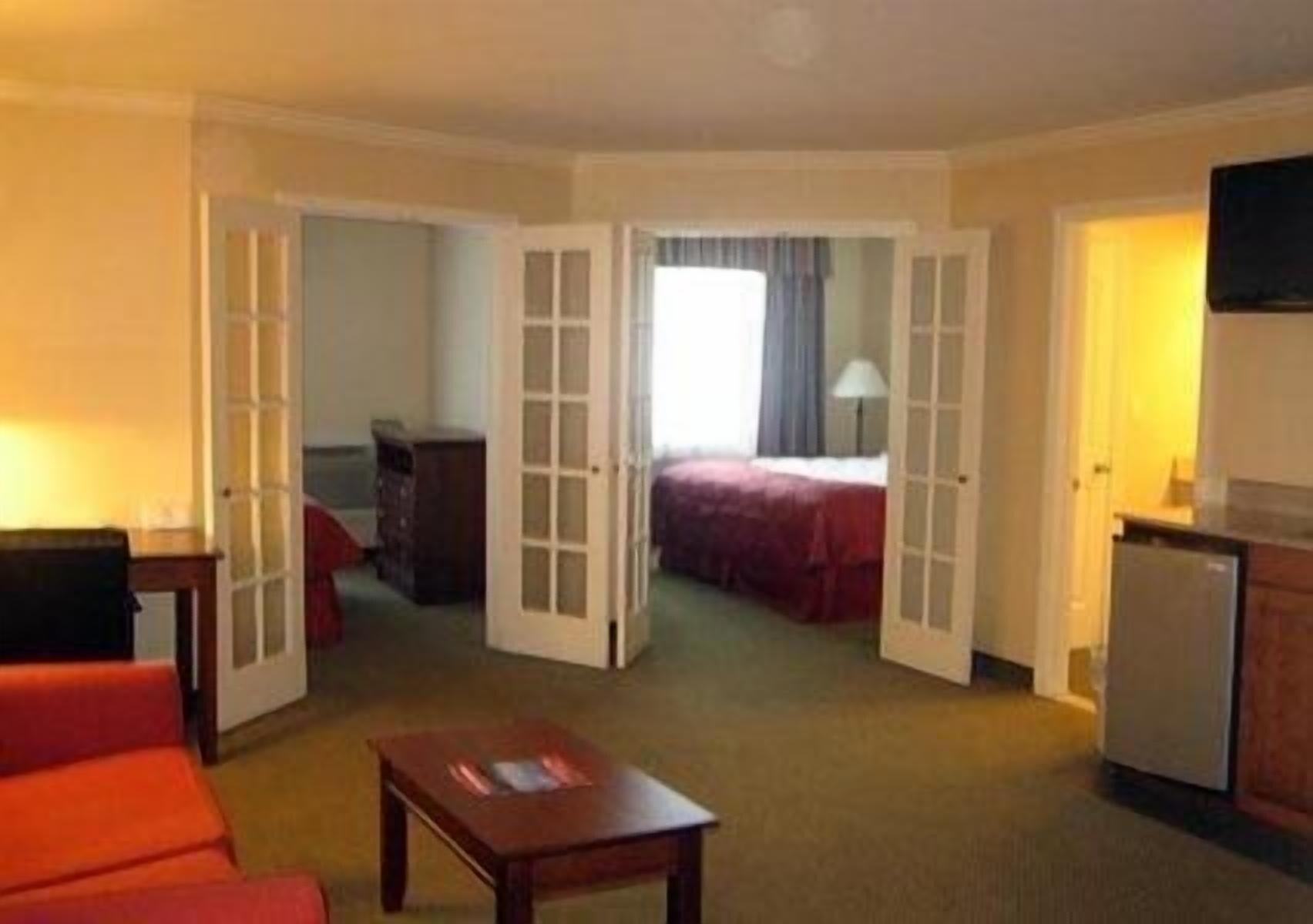 Clarion Inn & Suites At The Outlets Of Lake George Luaran gambar