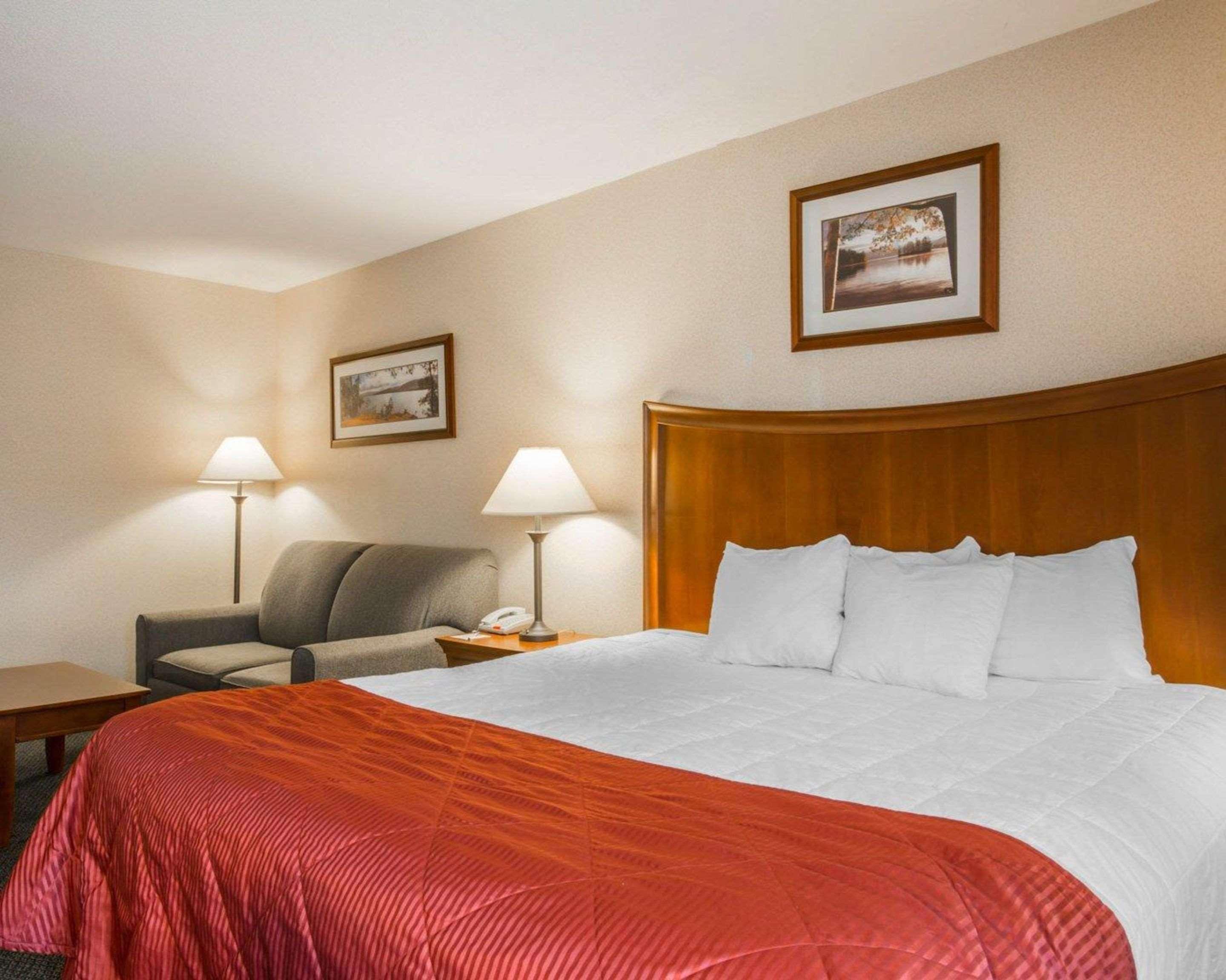 Clarion Inn & Suites At The Outlets Of Lake George Luaran gambar