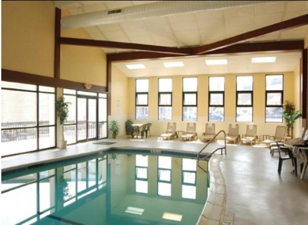 Clarion Inn & Suites At The Outlets Of Lake George Luaran gambar
