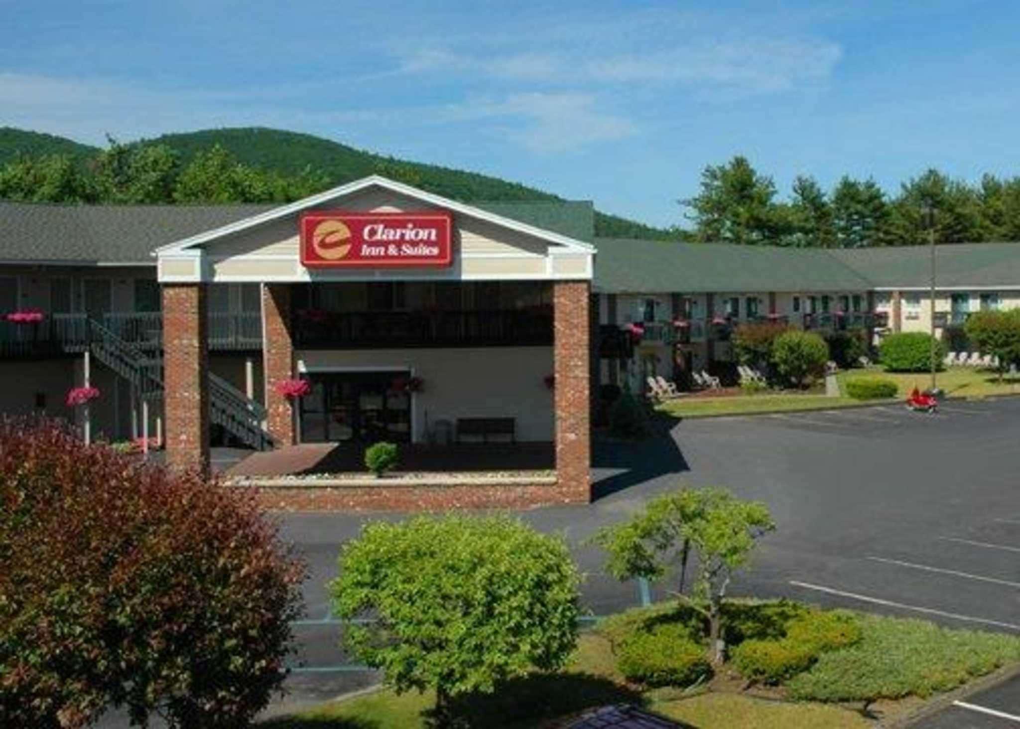 Clarion Inn & Suites At The Outlets Of Lake George Luaran gambar