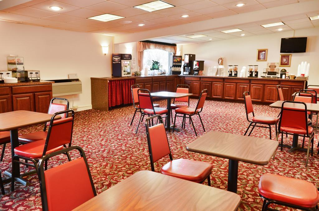 Clarion Inn & Suites At The Outlets Of Lake George Luaran gambar