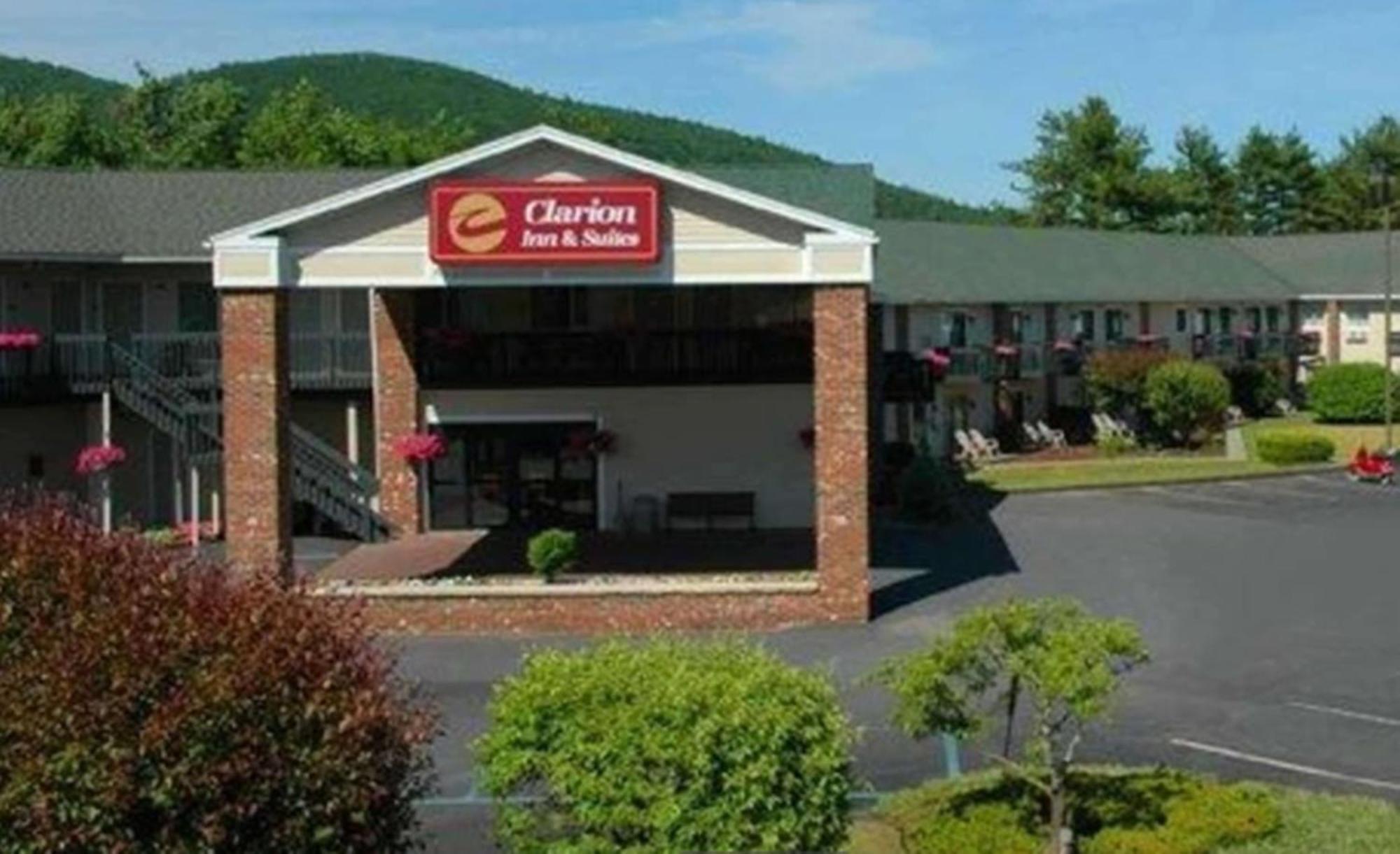 Clarion Inn & Suites At The Outlets Of Lake George Luaran gambar