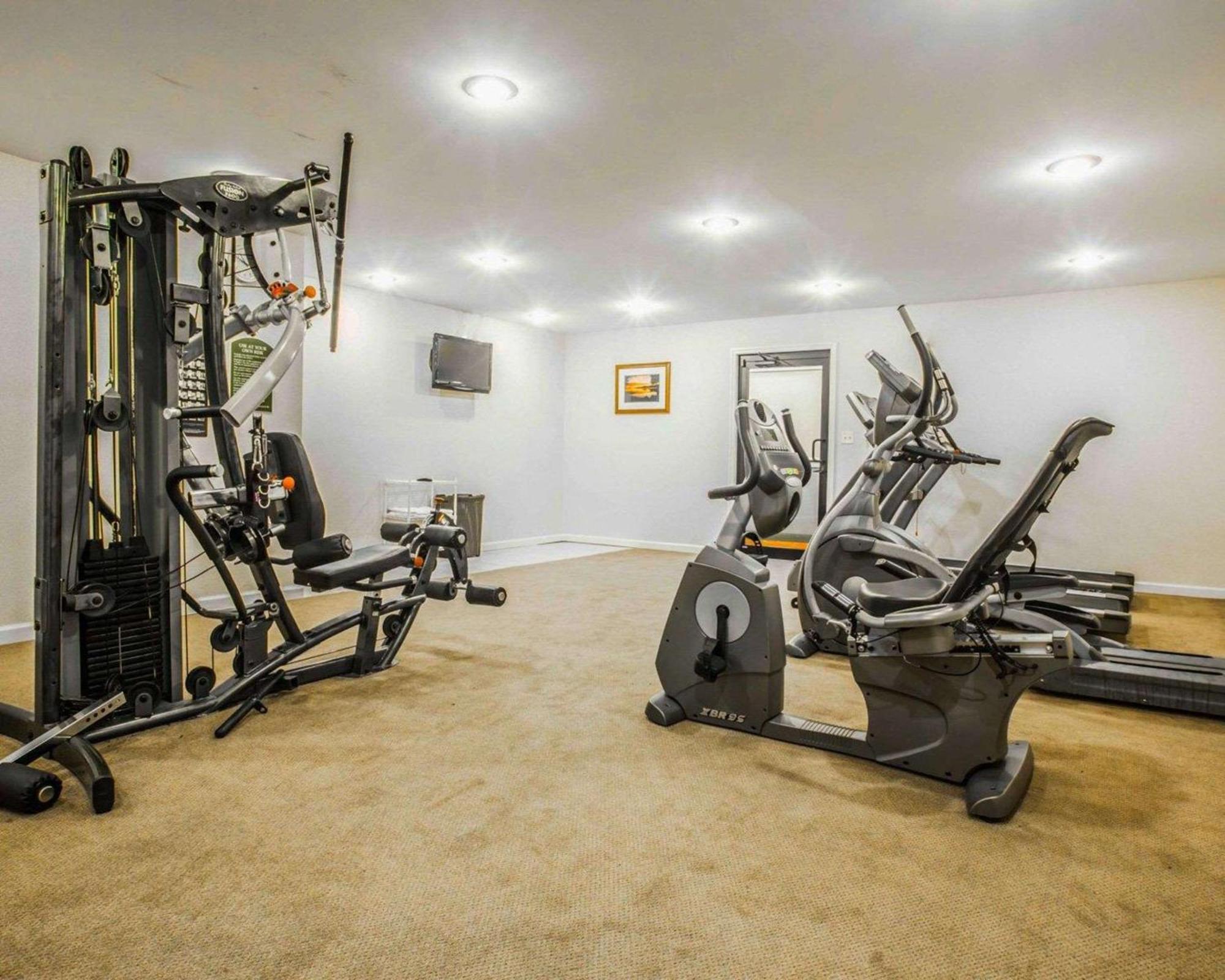 Clarion Inn & Suites At The Outlets Of Lake George Luaran gambar