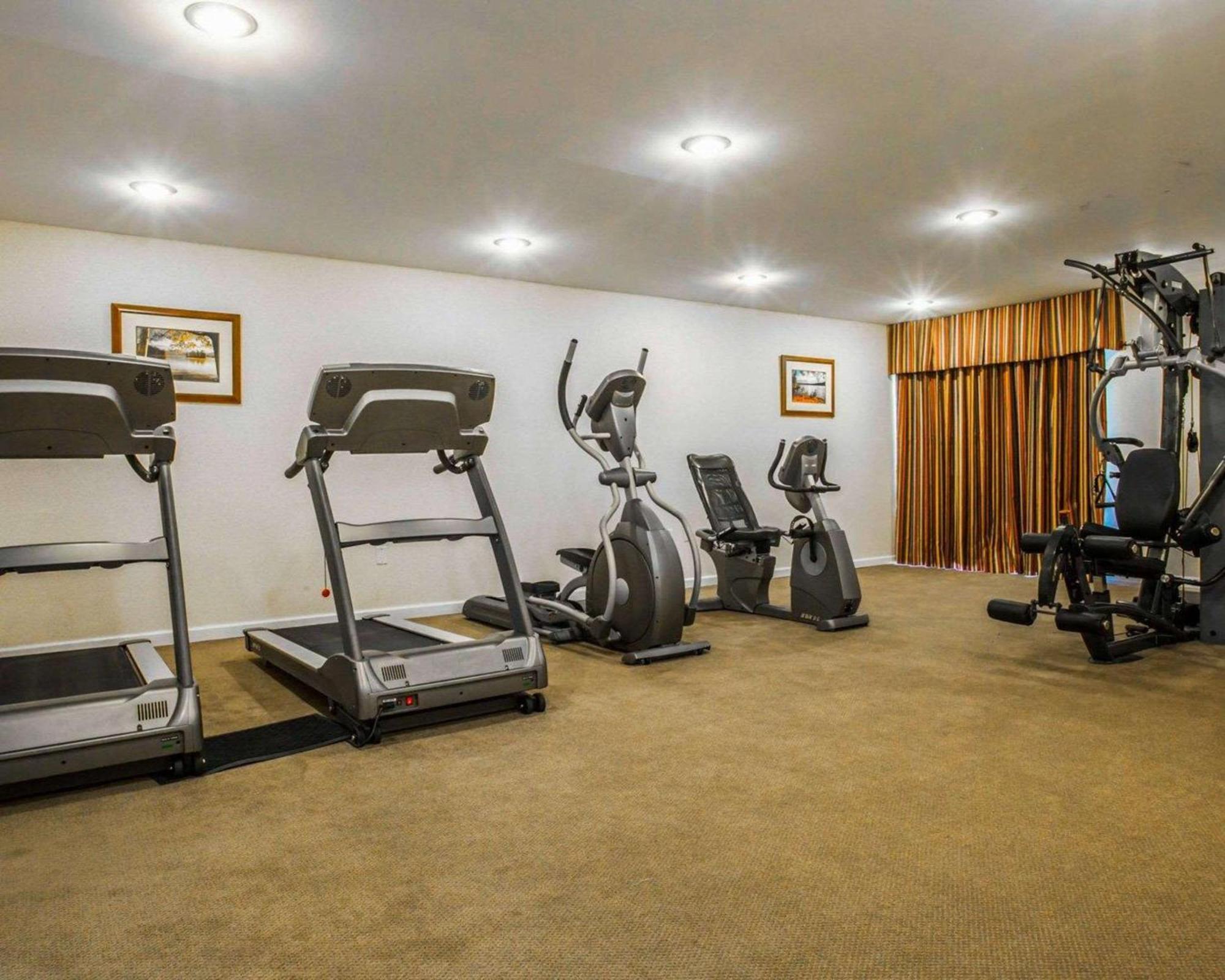 Clarion Inn & Suites At The Outlets Of Lake George Luaran gambar