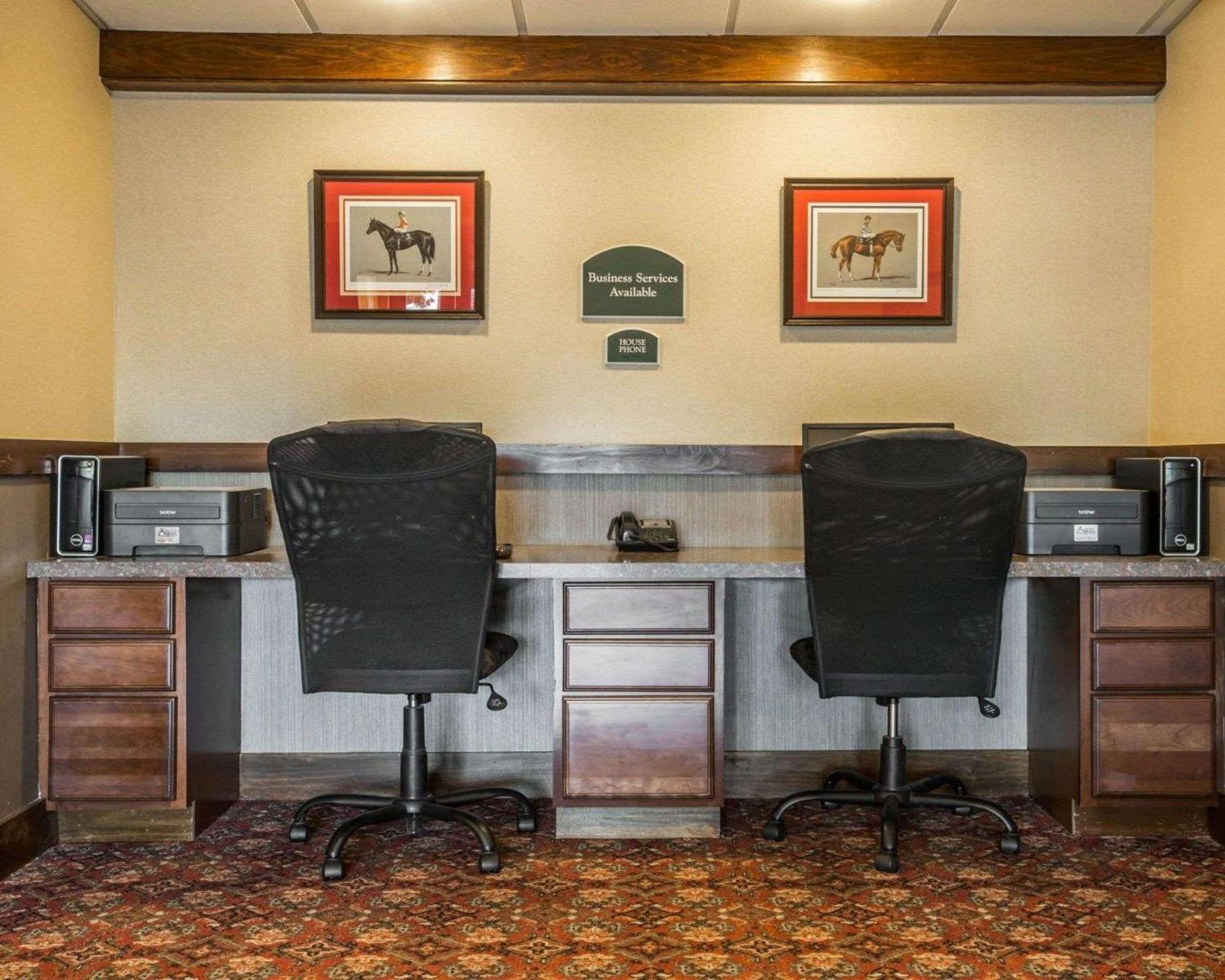 Clarion Inn & Suites At The Outlets Of Lake George Luaran gambar