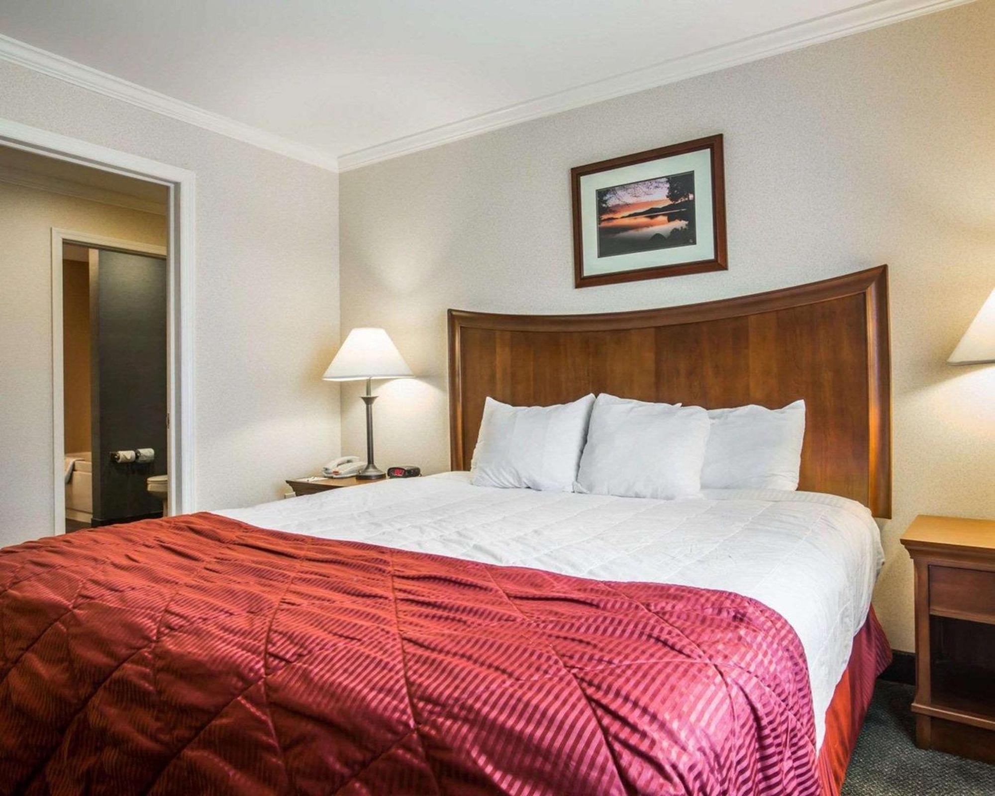 Clarion Inn & Suites At The Outlets Of Lake George Luaran gambar