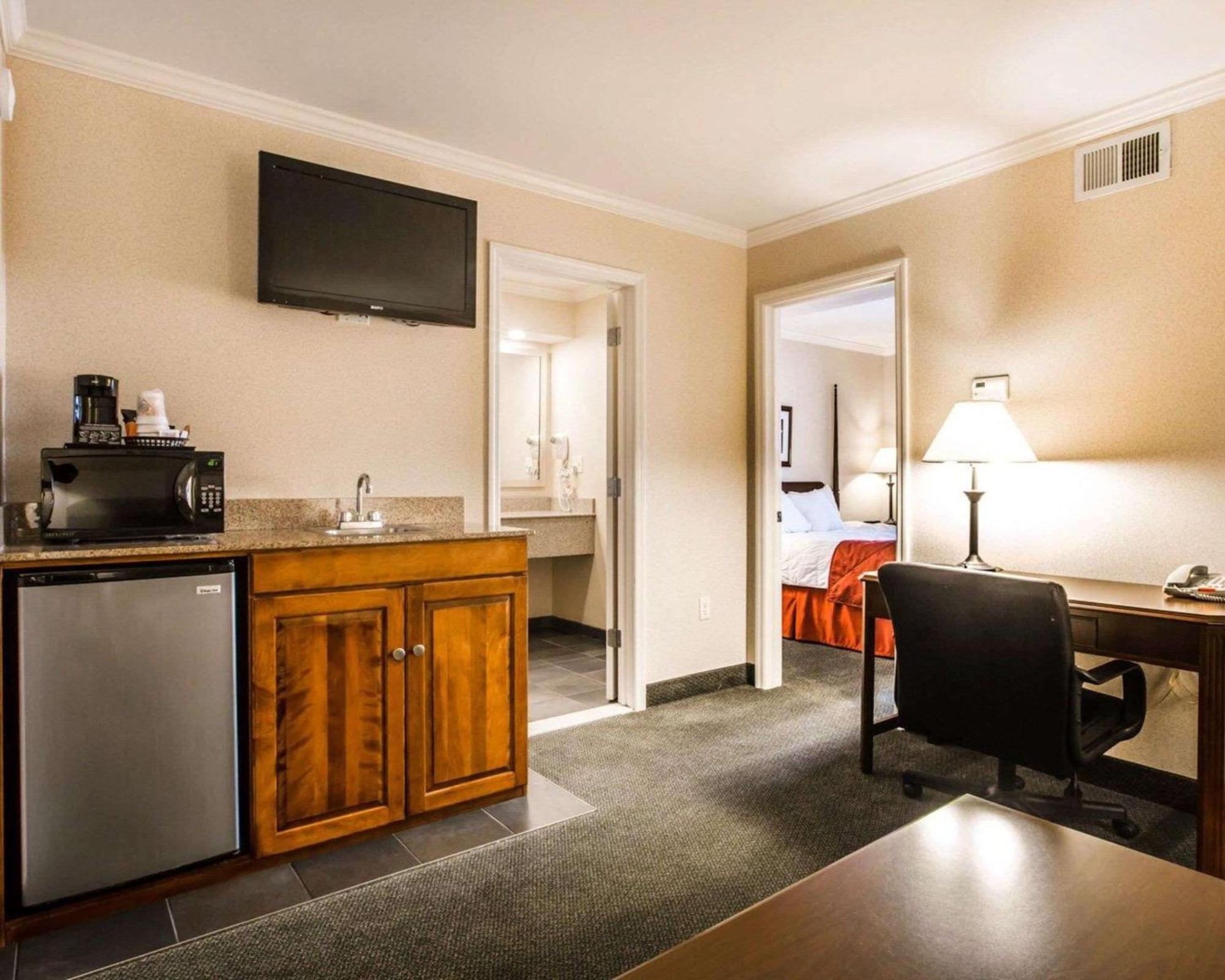 Clarion Inn & Suites At The Outlets Of Lake George Luaran gambar