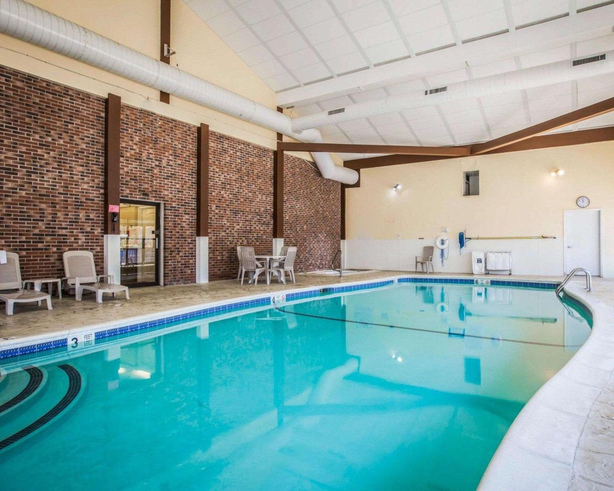 Clarion Inn & Suites At The Outlets Of Lake George Luaran gambar