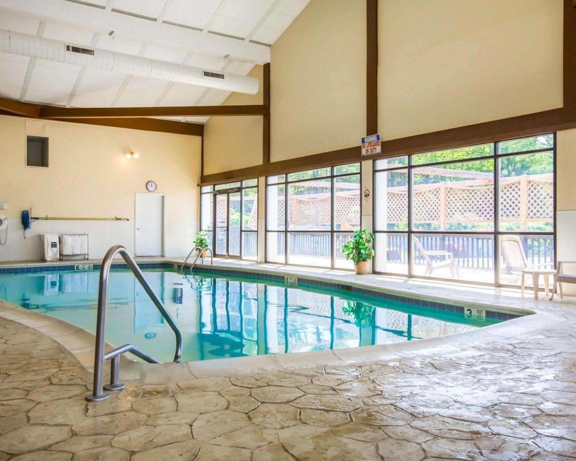 Clarion Inn & Suites At The Outlets Of Lake George Luaran gambar