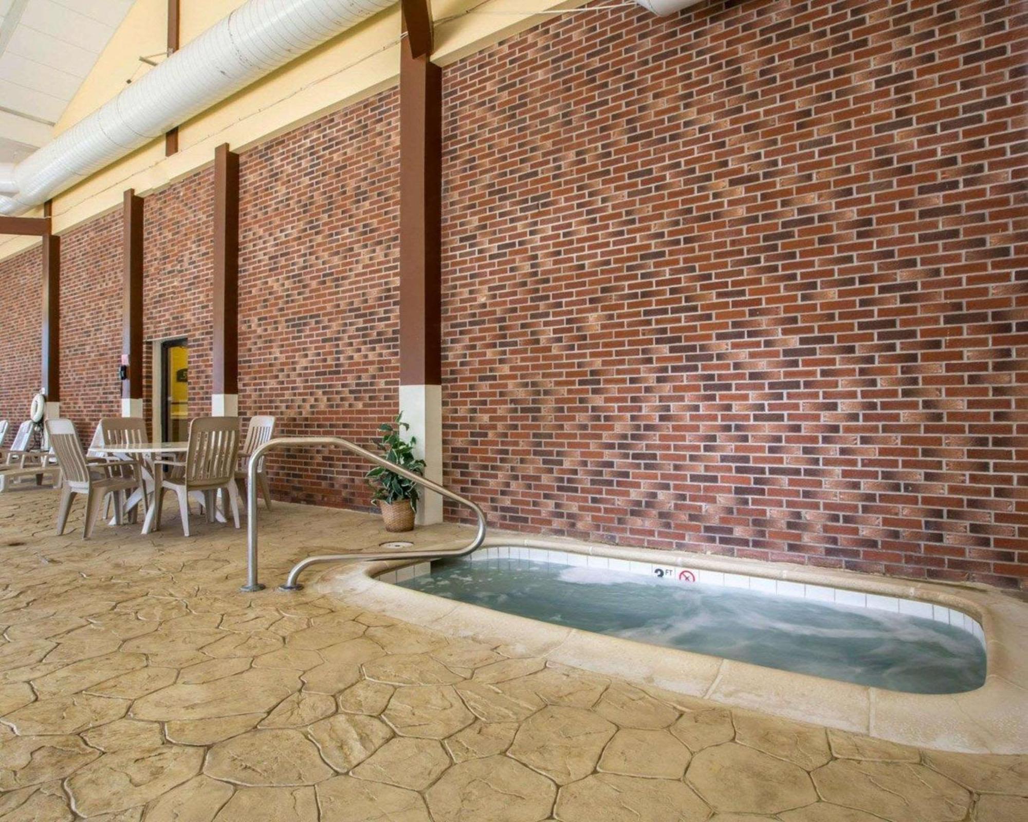 Clarion Inn & Suites At The Outlets Of Lake George Luaran gambar