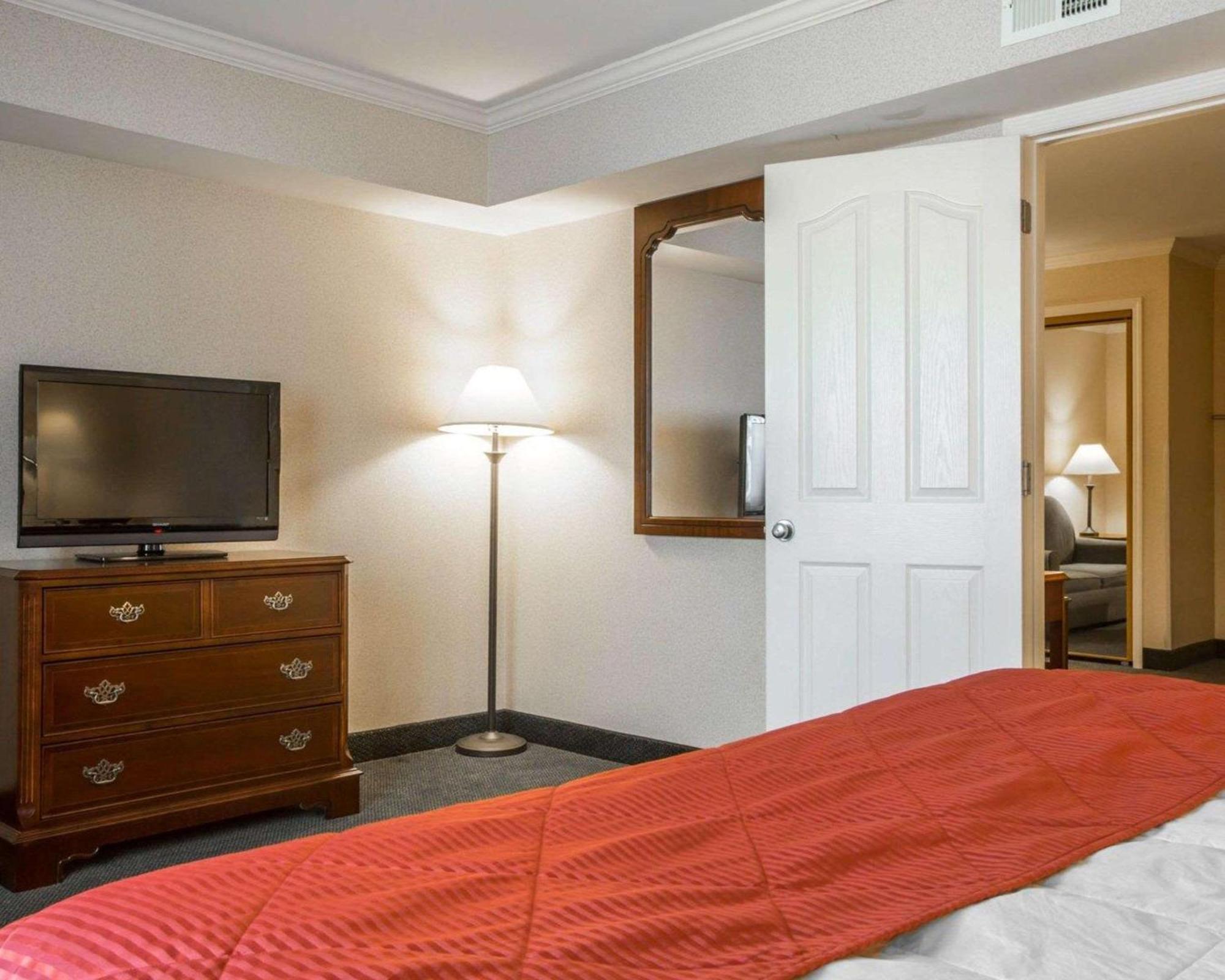 Clarion Inn & Suites At The Outlets Of Lake George Luaran gambar
