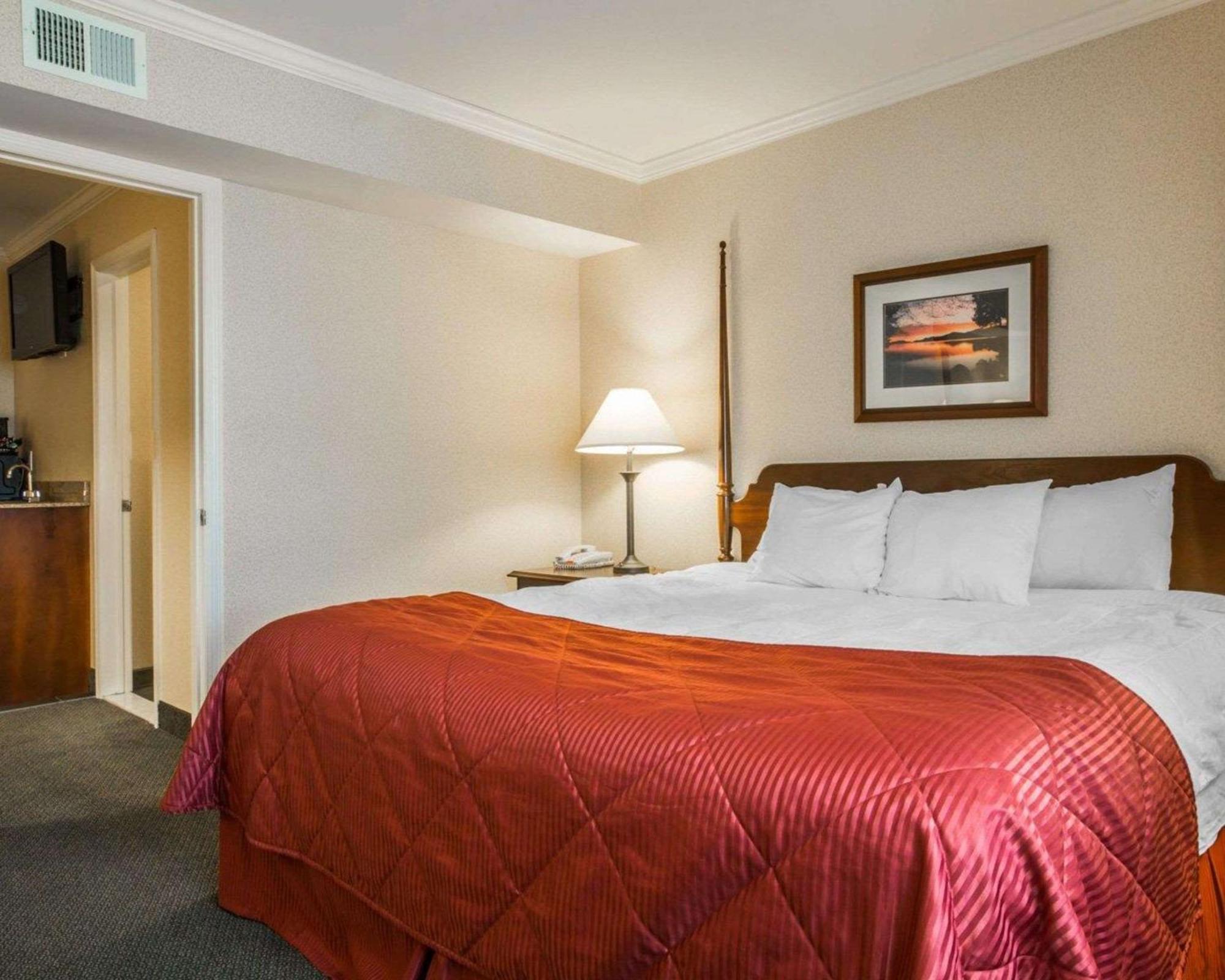 Clarion Inn & Suites At The Outlets Of Lake George Luaran gambar