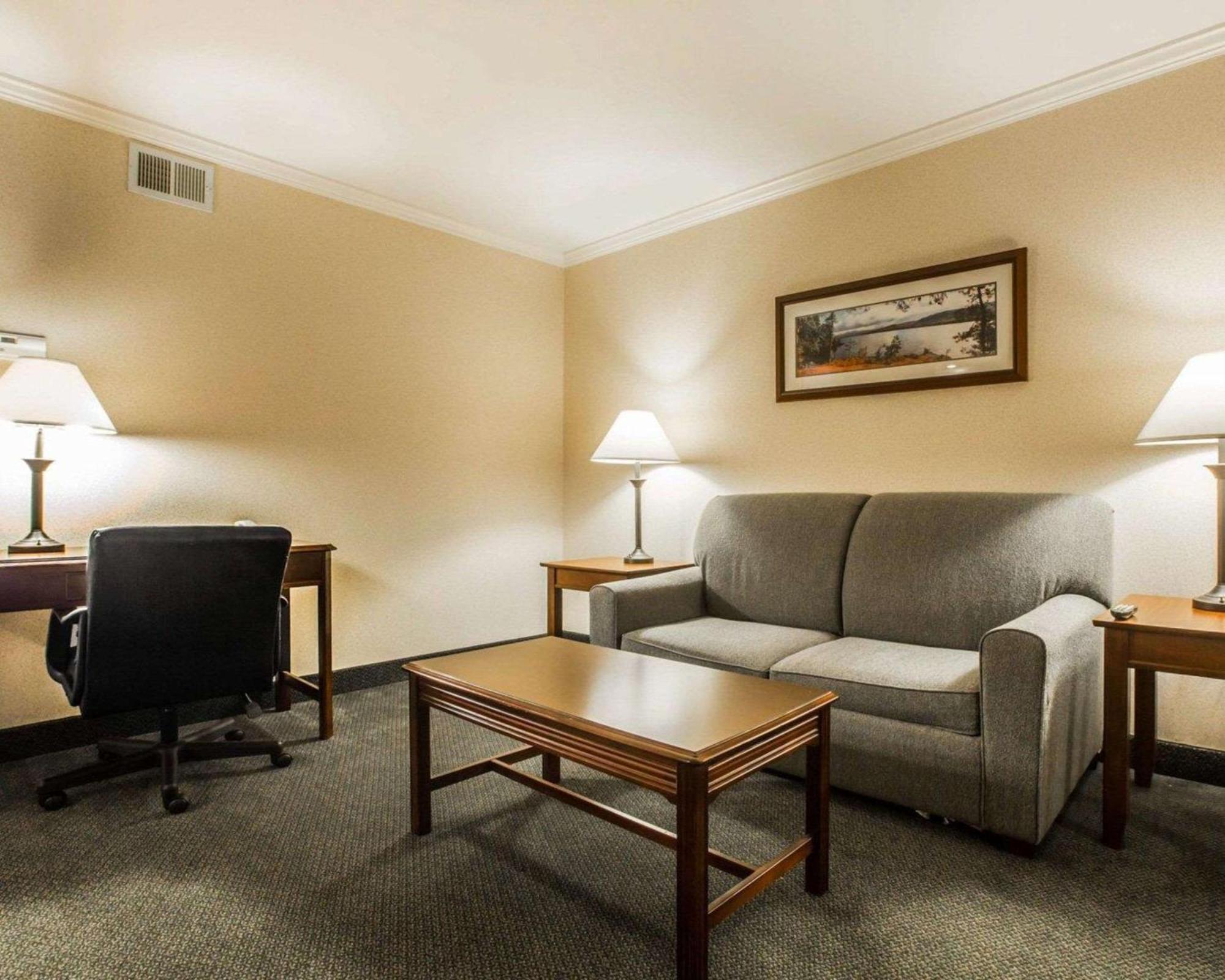 Clarion Inn & Suites At The Outlets Of Lake George Luaran gambar
