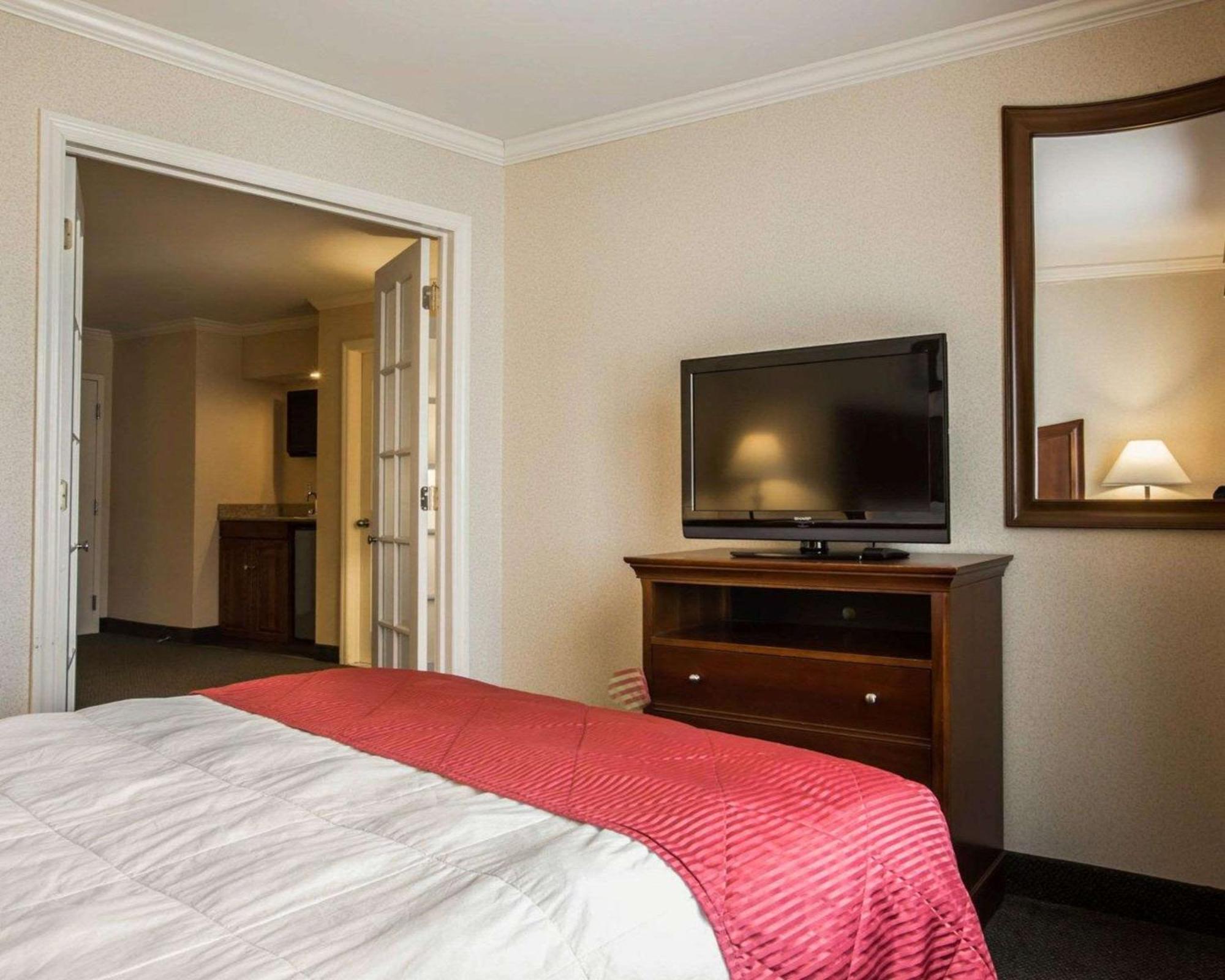 Clarion Inn & Suites At The Outlets Of Lake George Luaran gambar