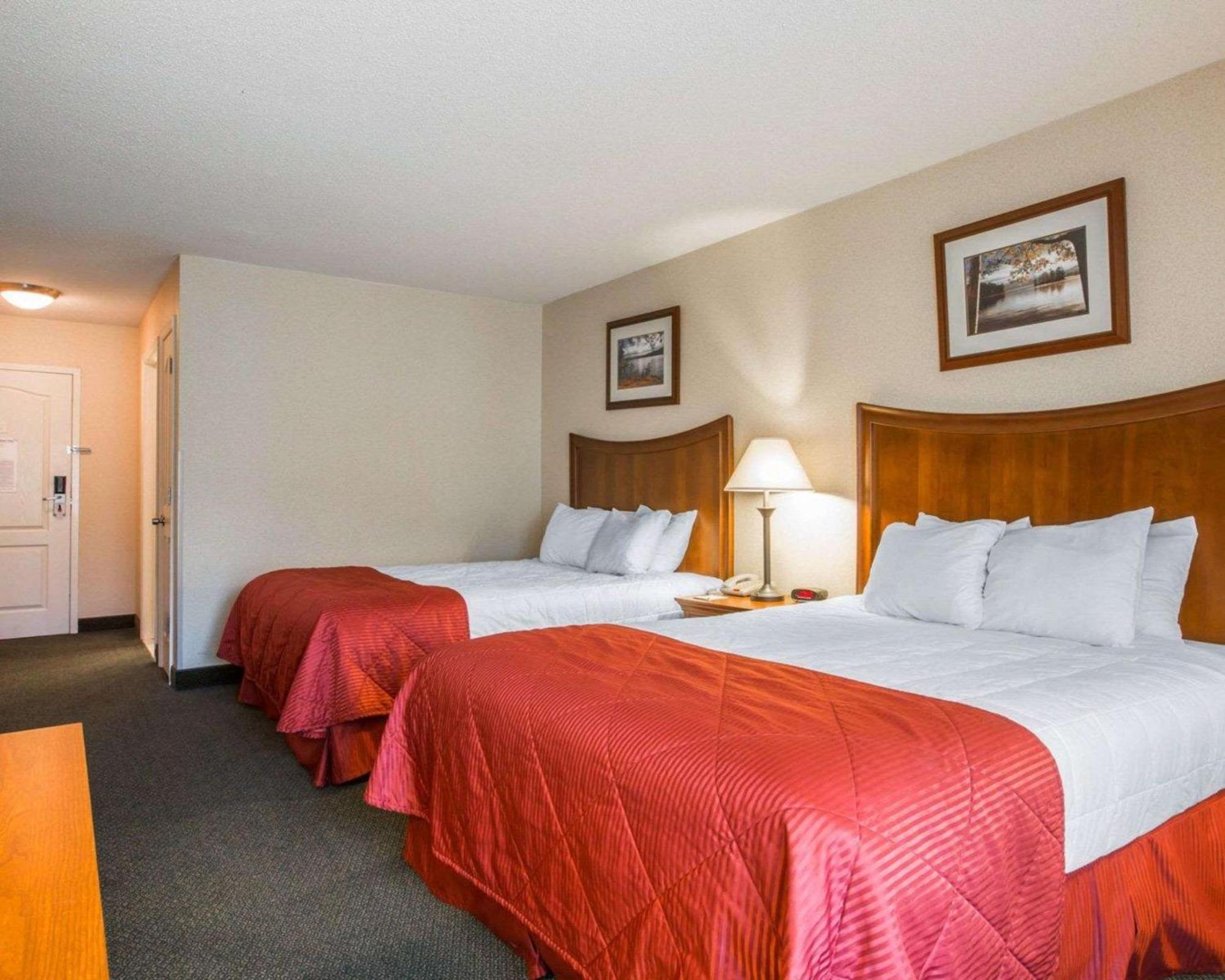 Clarion Inn & Suites At The Outlets Of Lake George Luaran gambar