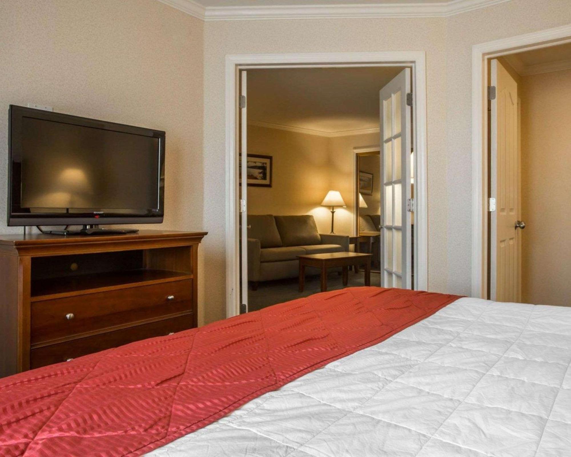 Clarion Inn & Suites At The Outlets Of Lake George Luaran gambar