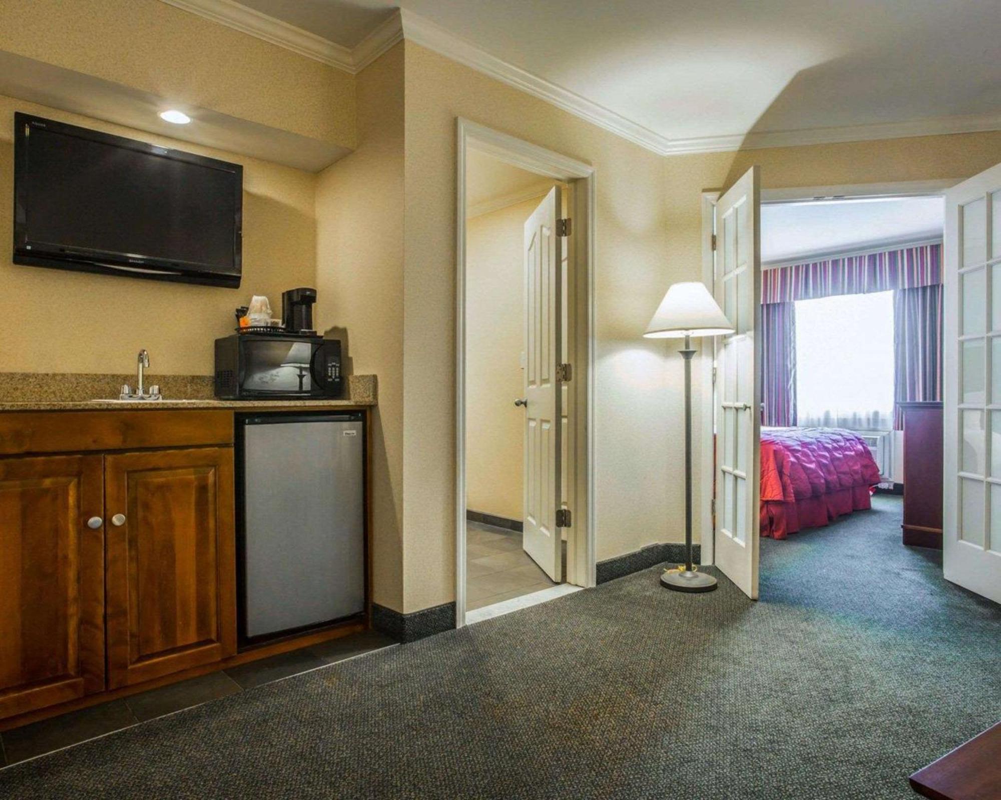 Clarion Inn & Suites At The Outlets Of Lake George Luaran gambar