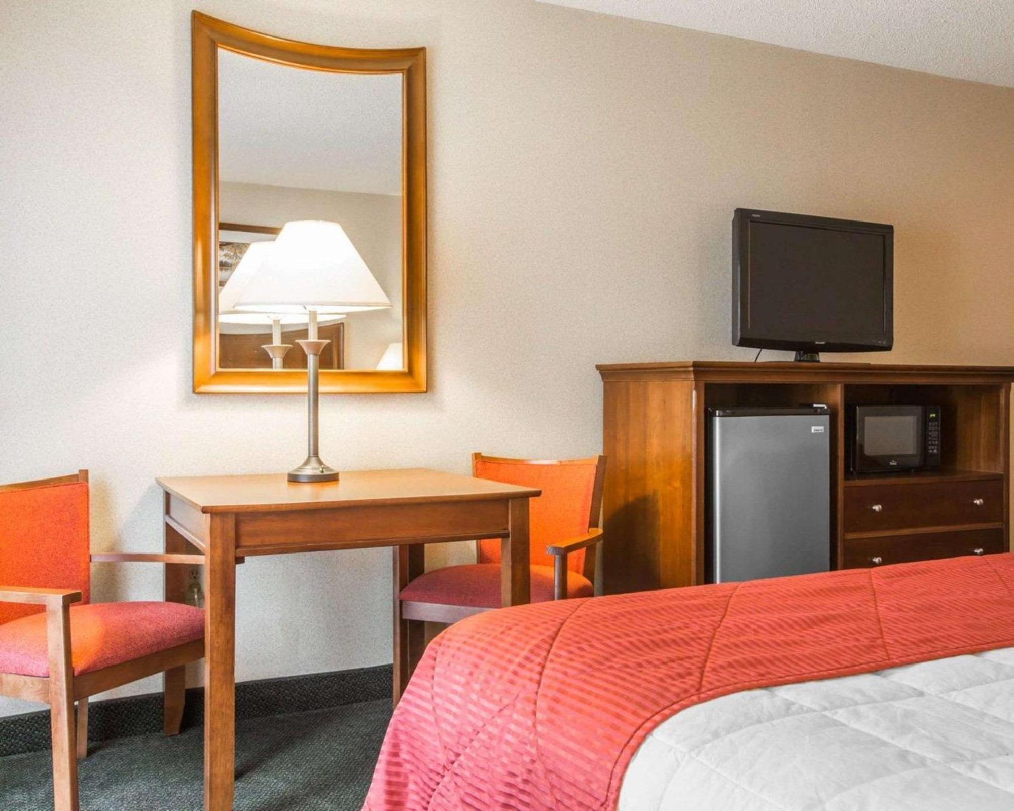 Clarion Inn & Suites At The Outlets Of Lake George Luaran gambar