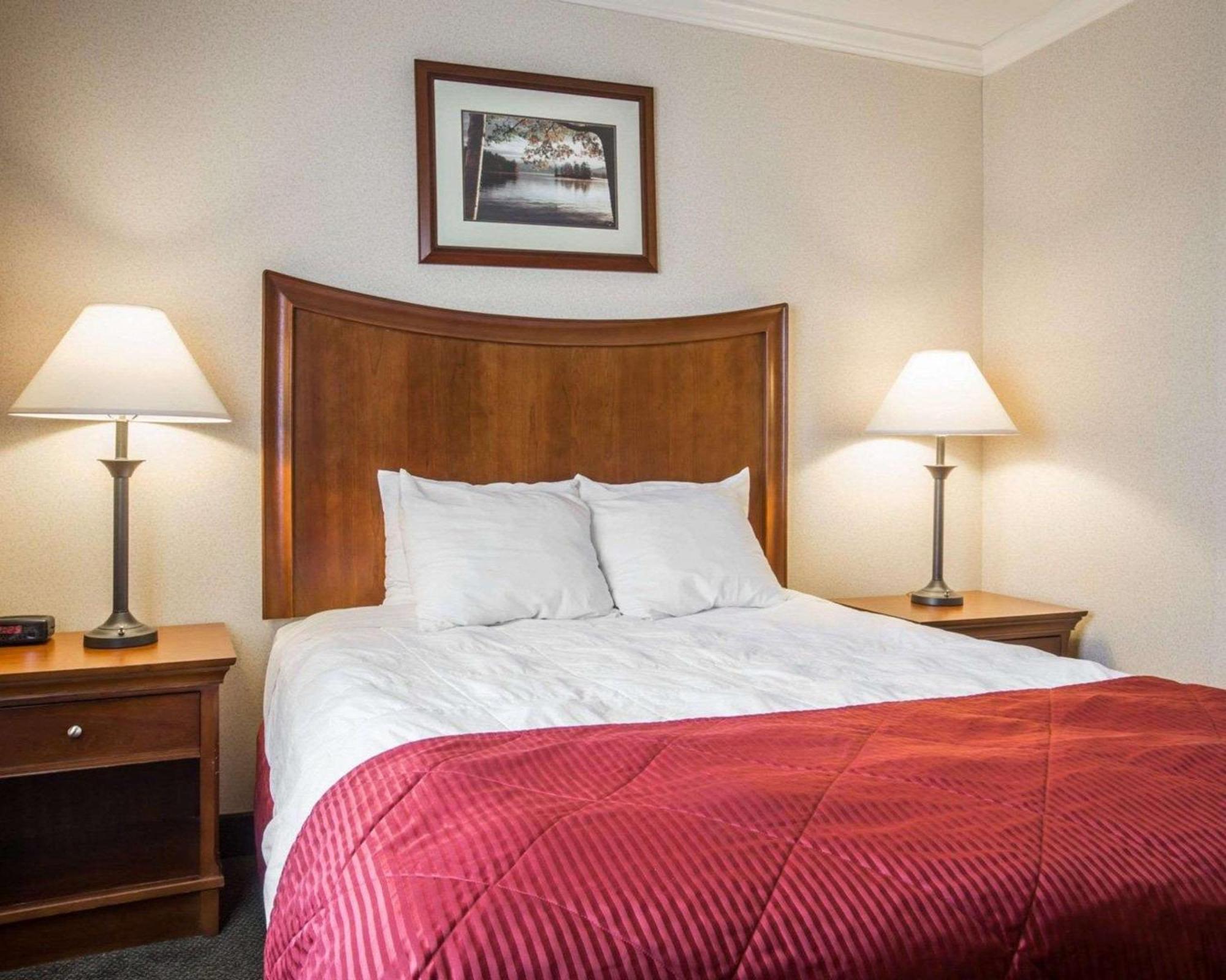 Clarion Inn & Suites At The Outlets Of Lake George Luaran gambar