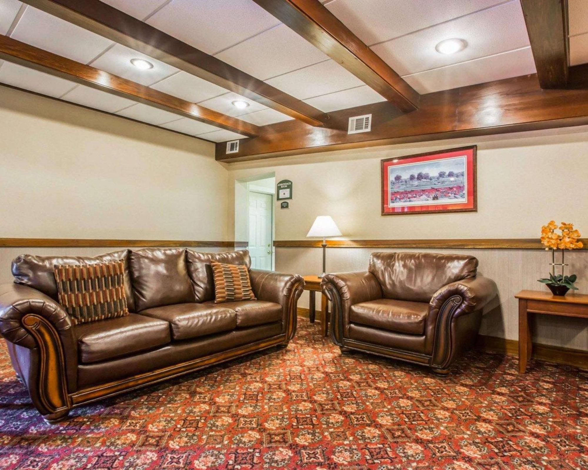 Clarion Inn & Suites At The Outlets Of Lake George Luaran gambar