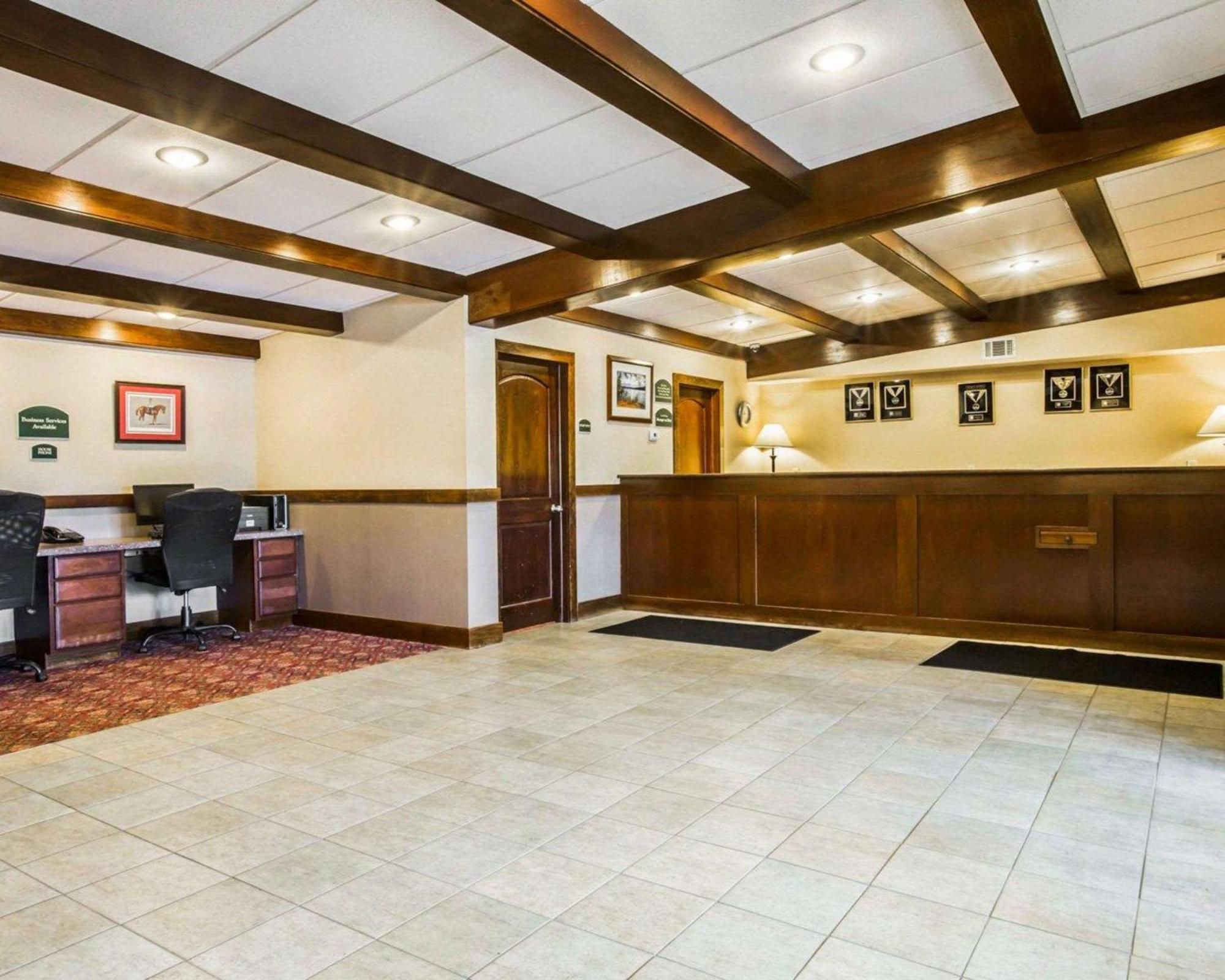 Clarion Inn & Suites At The Outlets Of Lake George Luaran gambar