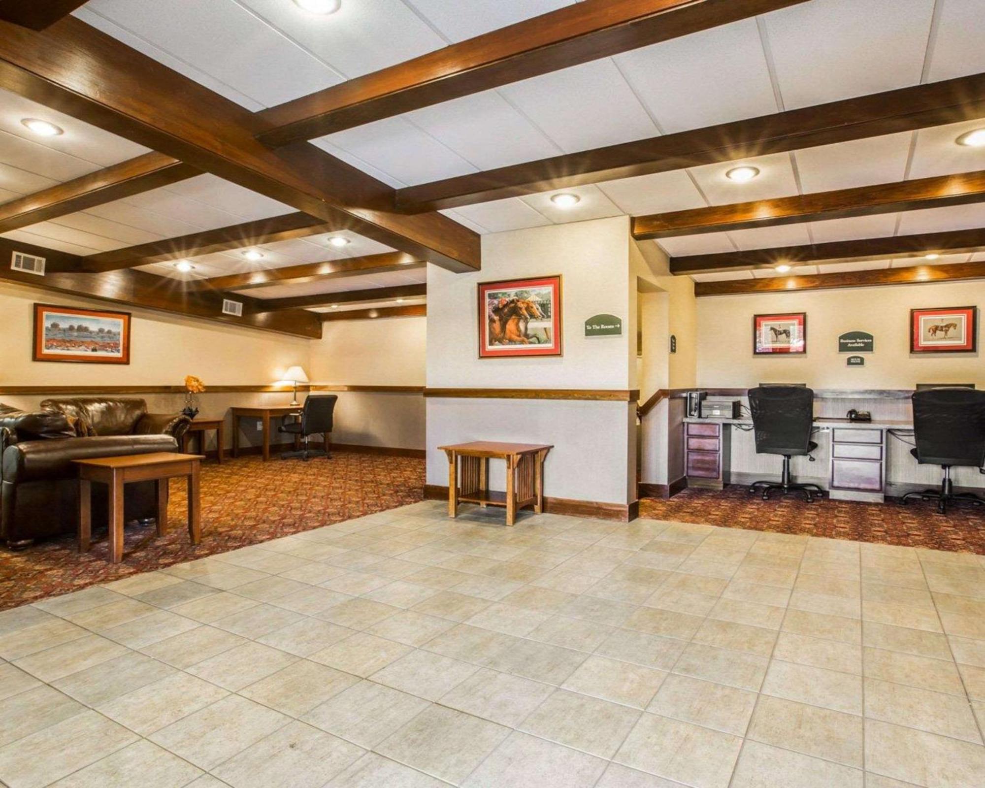 Clarion Inn & Suites At The Outlets Of Lake George Luaran gambar