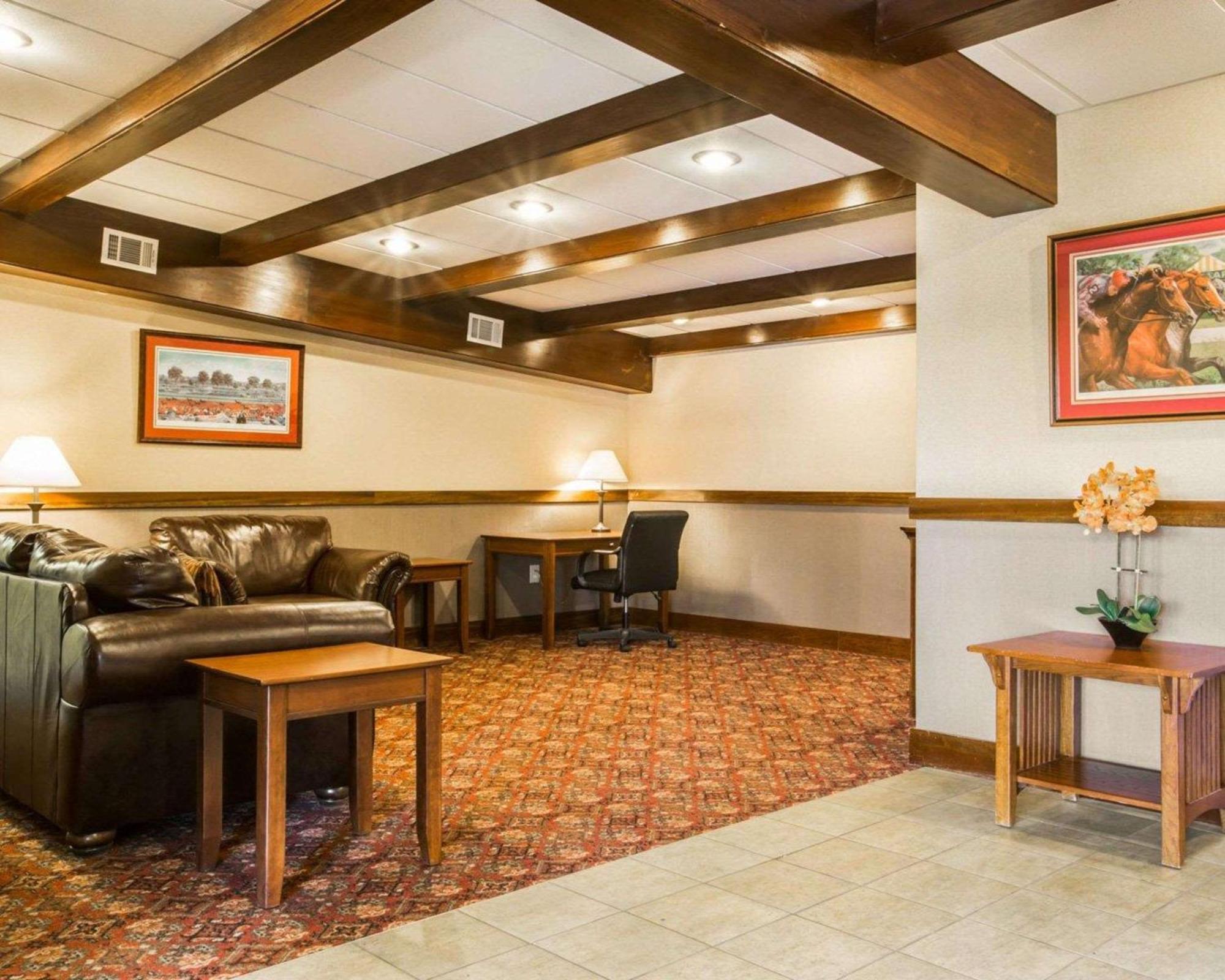 Clarion Inn & Suites At The Outlets Of Lake George Luaran gambar