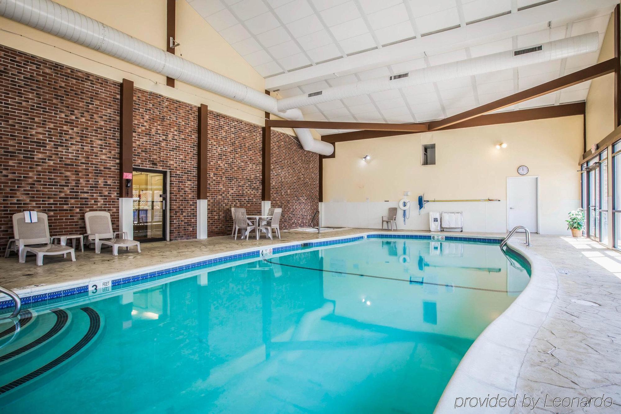 Clarion Inn & Suites At The Outlets Of Lake George Luaran gambar