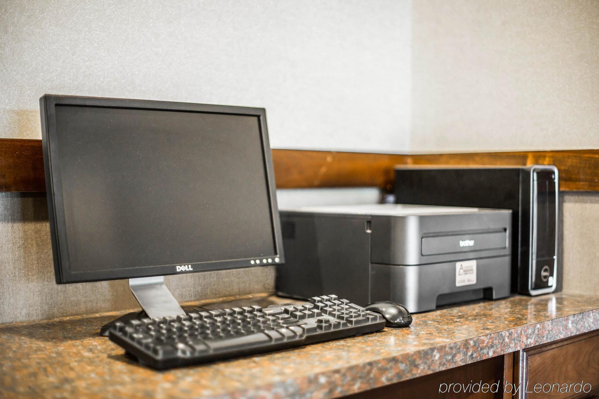 Clarion Inn & Suites At The Outlets Of Lake George Luaran gambar
