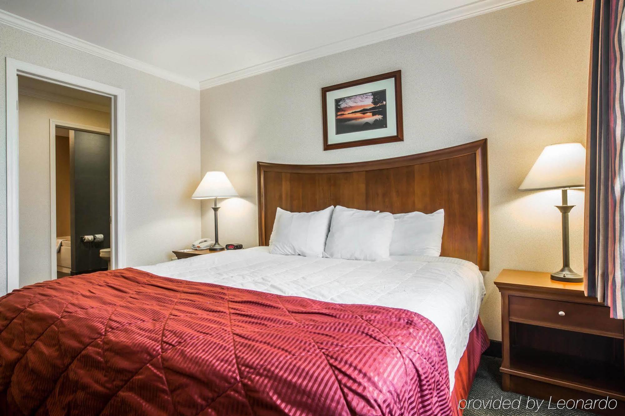 Clarion Inn & Suites At The Outlets Of Lake George Luaran gambar