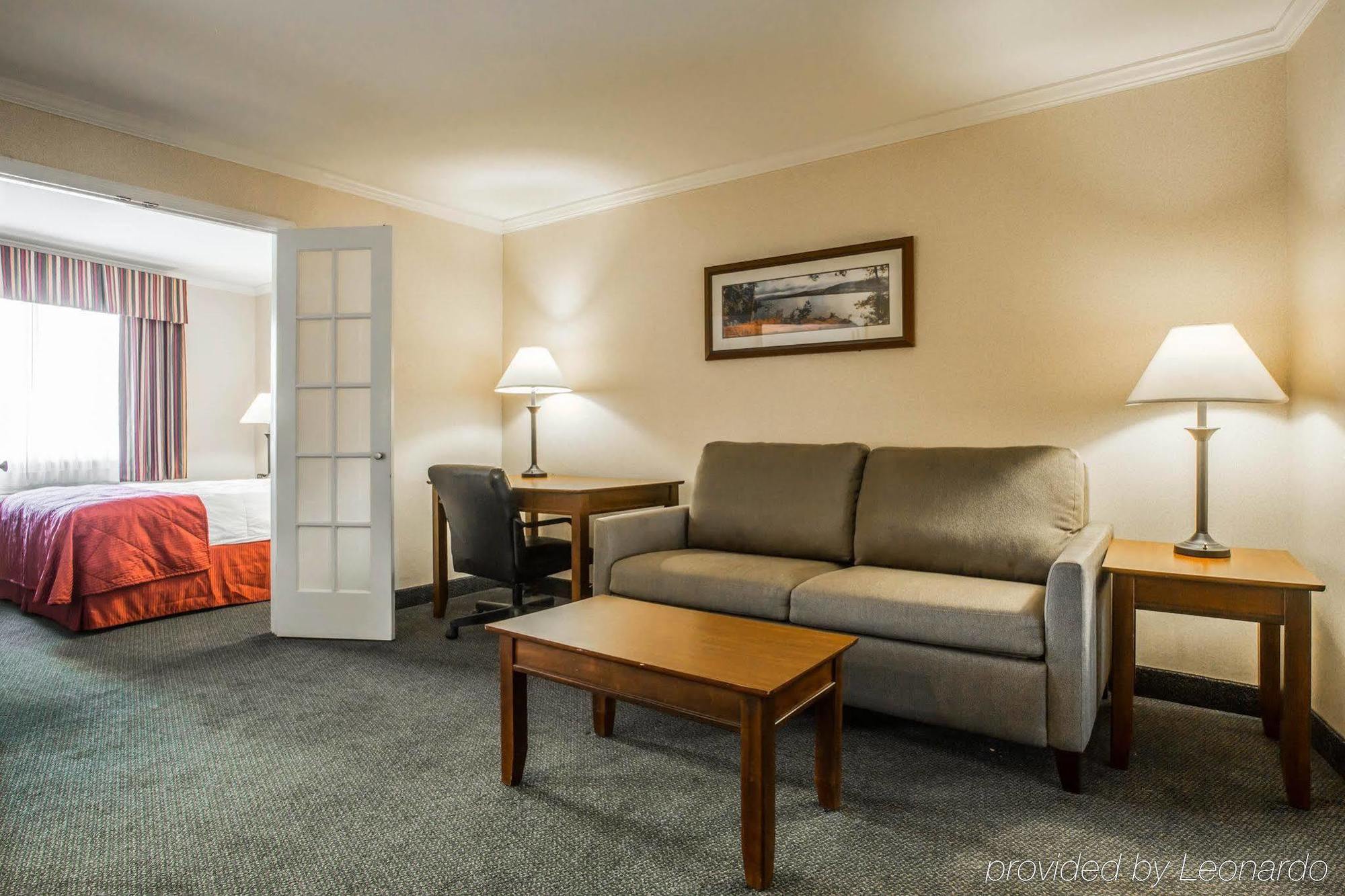 Clarion Inn & Suites At The Outlets Of Lake George Luaran gambar