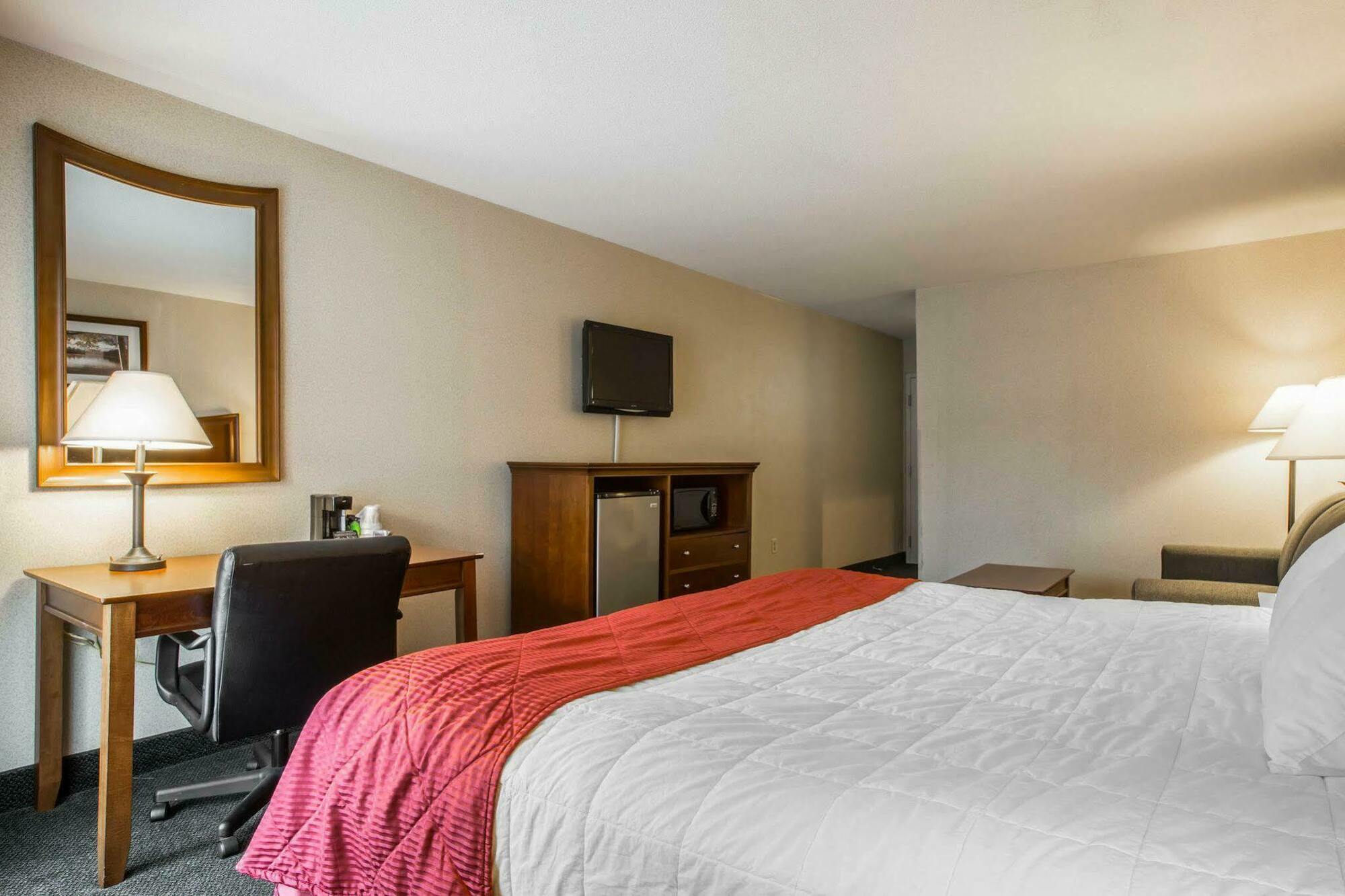 Clarion Inn & Suites At The Outlets Of Lake George Luaran gambar