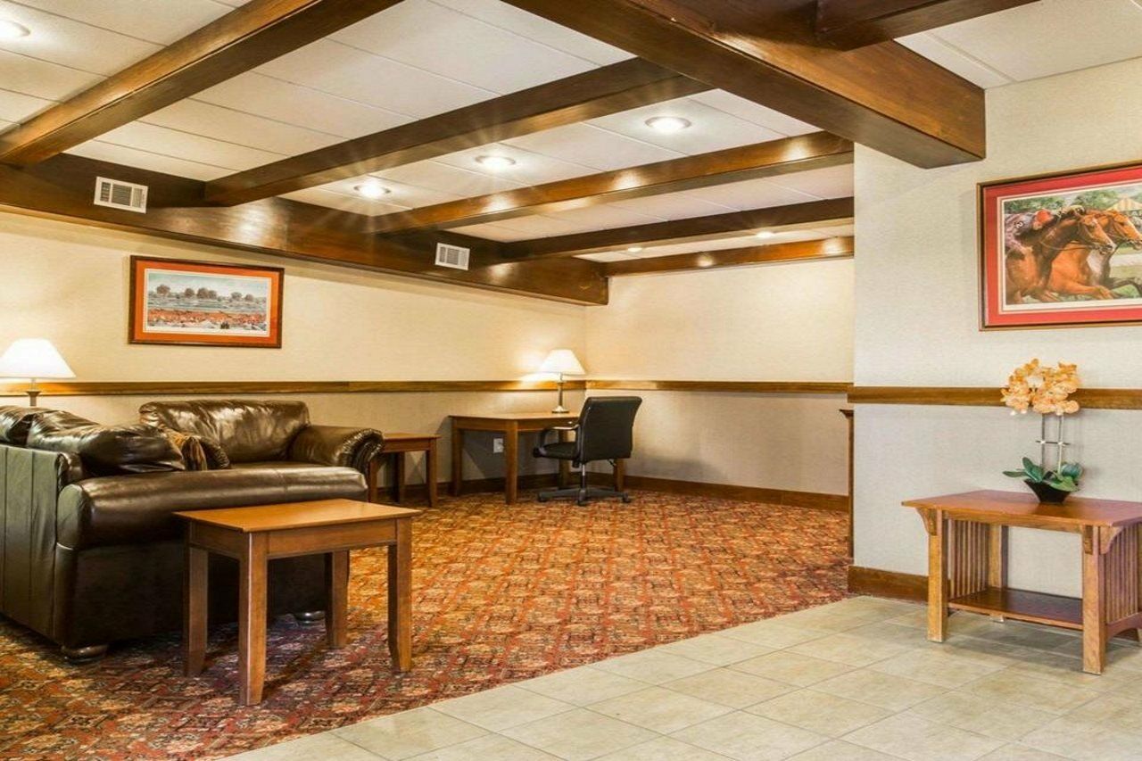 Clarion Inn & Suites At The Outlets Of Lake George Luaran gambar